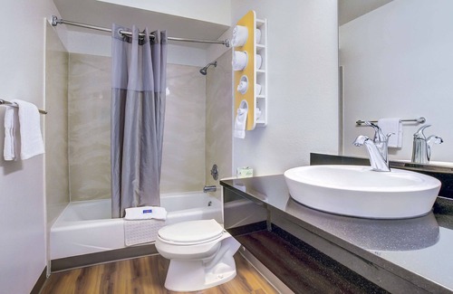 Coos Bay Hotel | Motel 6 Coos Bay, OR