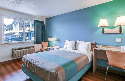 Coos Bay Hotel | Motel 6 Coos Bay, OR