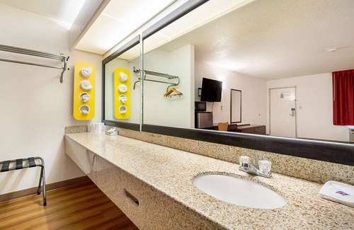 Covington Hotel | Motel 6 Covington, TN