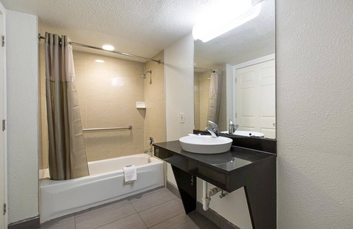 Dallas Hotel | Motel 6 Dallas, TX - Market Center