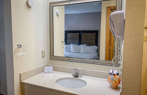 Elkhart Hotel | Motel 6 Elkhart, IN