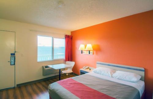 Eureka Hotel | Motel 6-Eureka, CA Redwood Coast