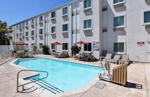 Gilroy Hotel | Motel 6-Gilroy, CA