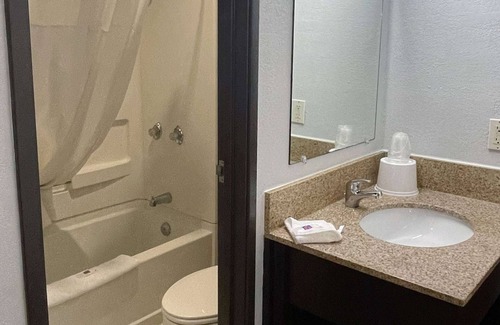 Ashwaubenon Hotel | Motel 6 Green Bay, WI - Lambeau