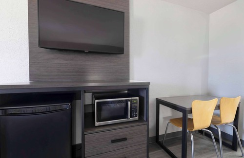 Lake Charles Hotel | Motel 6 Lake Charles, LA