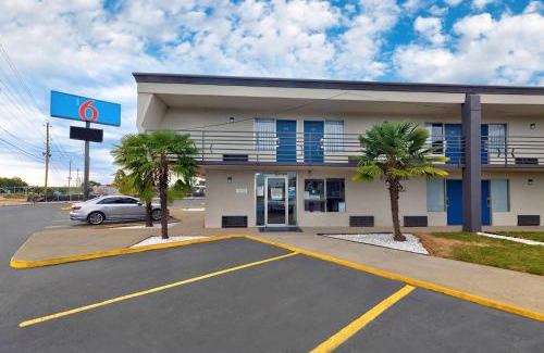 McDonough Hotel | Motel 6 McDonough, GA