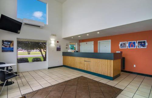 Florida Panhandle Hotel | Motel 6 Pensacola, FL - NAS