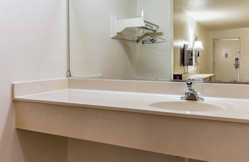 Southwest Raleigh Hotel | Motel 6 Raleigh, NC - Cary