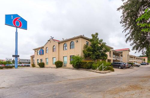 Vance Jackson Hotel | Motel 6-San Antonio, TX - Fiesta Trails