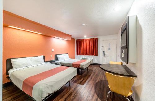 Arena District Hotel | Motel 6 San Antonio, TX - Frost Bank Center