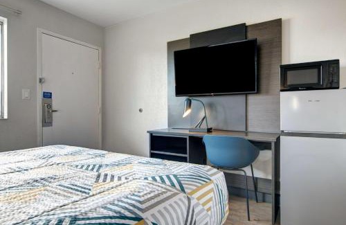 Venice Hotel | Motel 6-Venice, FL