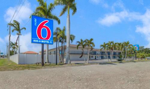 Venice Hotel | Motel 6-Venice, FL