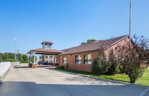 Waterloo Hotel | Motel 6-Waterloo, IA - Crossroads Mall - Cedar Falls