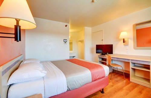 Windsor Locks Hotel | Motel 6 Windsor Locks, CT - Hartford