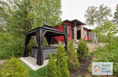 Petite-Riviere-Saint-Francois House | Mountain Spa & Pool table - Maison des Erables