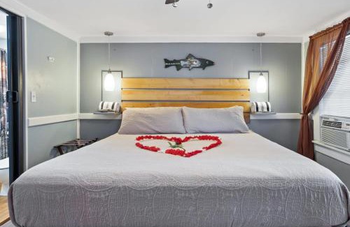 Twin Mountain House | Mount Washington by Day Hot tub by night #2