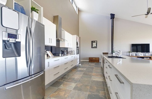 Wayo House | Mount Wayo Retreat - Goulburn (Sleeps up to 10)