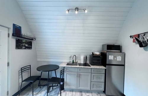 Bakersville Cabin | Mountain Cabin, Hot tub, Pet friendly, campfire, views, Ocean Blue
