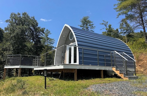 Bakersville Cabin | Mountain Cabin, Hot tub, Pet friendly, campfire, views, Ocean Blue