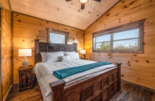 Sevierville Cabin | Mountain Cabin/Indoor Pool/Hot Tub/Games/Views