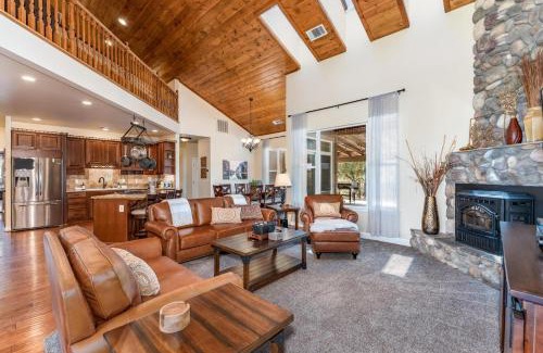 Coarsegold House | Mountain Elegance w/pool, spa, projector