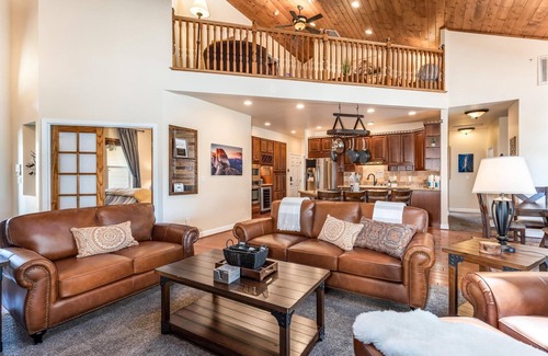 Coarsegold House | Mountain Elegance w/pool, spa, projector