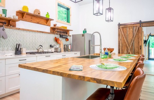 Hot Springs Cabin | Mountain Getaway Cozy Cabin Modern Retreat to Unwind AWD or 4WD recommended