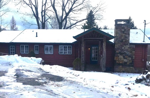 Keene House | Mountain getaway: Work-From-Home with spectacular views!