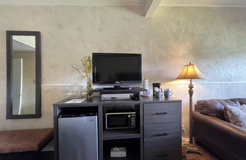Mount Ida Apartment | Mountain Harbor King Guest Room on Lake Ouachita by RedAwning