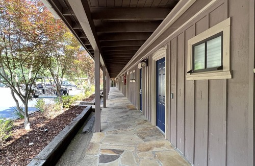 Mount Ida Apartment | Mountain Harbor King Guest Room on Lake Ouachita by RedAwning