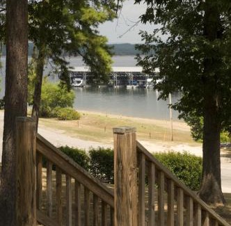 Mount Ida Hotel | Mountain Harbor King Guest Room on Lake Ouachita