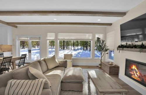 Oregon Water Wonderland House | Mountain Home with Private Hot Tub and River Access!