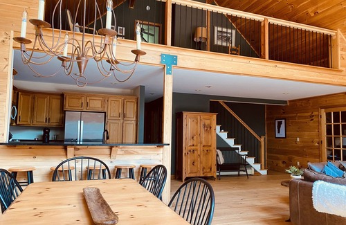 Wardsboro Cabin | Mountain House near Mount Snow & Stratton w/2 Fireplaces, Hot Tub & Sauna
