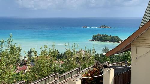Praslin Island House | Mountain Lodge