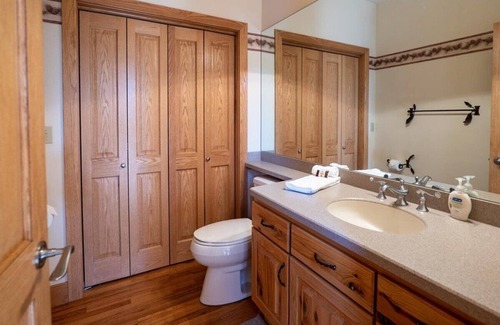Lake George Cabin | Mountain Lodge with sauna-350 acres. 5 minutes from fishing, kayaking, boating!