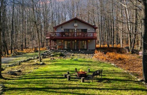 Gouldsboro House | Mountain Magic by AvantStay Firepit Game Room - Pool Table Foosball