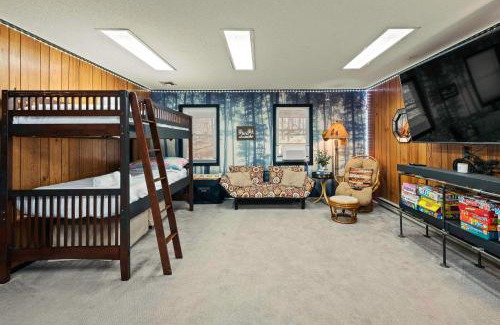 Gouldsboro House | Mountain Magic by AvantStay Firepit Game Room - Pool Table Foosball