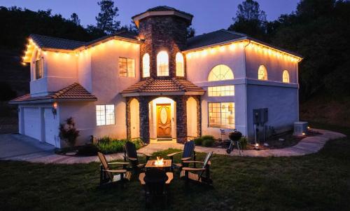 Oakhurst Villa | Mountain Majesty with Hot Tub, Pool Table, Generator, EV Hookup