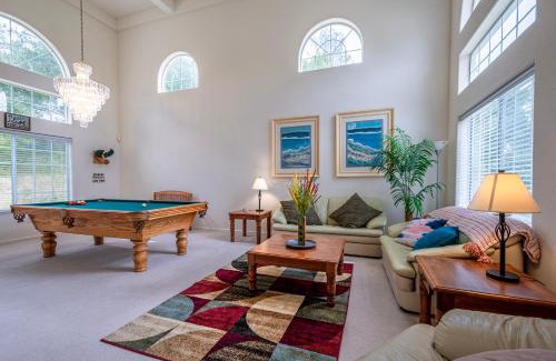 Oakhurst Villa | Mountain Majesty with Hot Tub, Pool Table, Generator, EV Hookup
