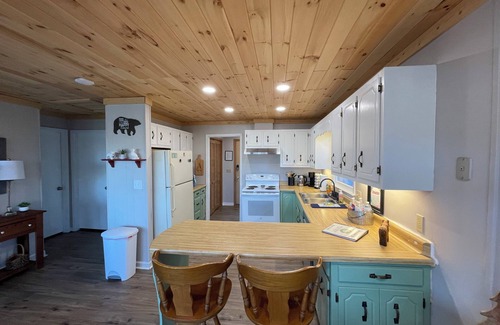 Sky Valley Cabin | Mountain Resort Cabin with outdoor gas firepit, and mountain stream!