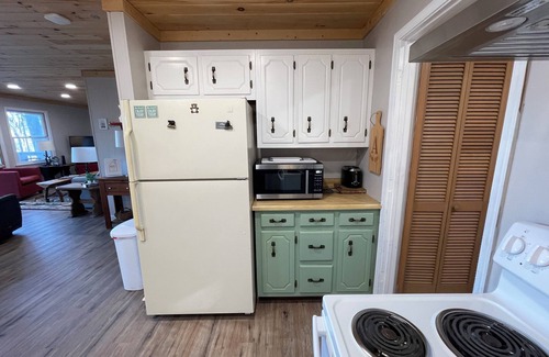 Sky Valley Cabin | Mountain Resort Cabin with outdoor gas firepit, and mountain stream!