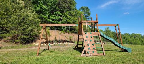 Lenoir Villa | Mountain Retreat house to Relax and Enjoy
