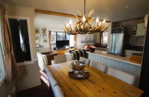 Mount Buller Ski Chalet | Mountain Retreat Suitable for 2 Families, Sleeps 8