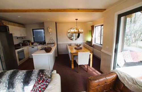 Mount Buller Ski Chalet | Mountain Retreat Suitable for 2 Families, Sleeps 8