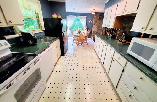Pigeon Forge Ski Chalet | Mountain Stream and Hot Tub beside House! Flat Large Yard! Close to Strip!