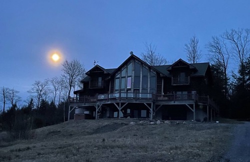 Corinth Cabin | Mountain top, dream log cabin! 100+ acres! 20 min to lake George & Saratoga!
