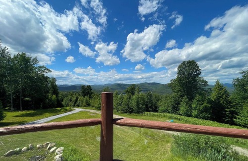 Corinth Cabin | Mountain top, dream log cabin! 100+ acres! 20 min to lake George & Saratoga!