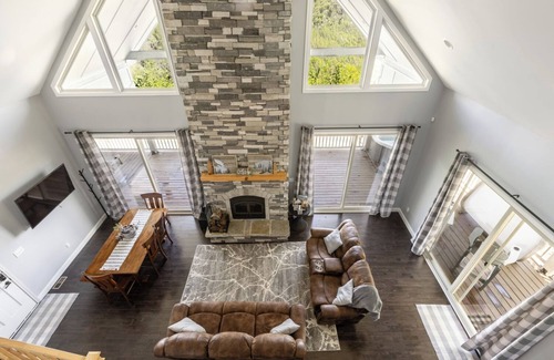 Vein Mountain House | Mountain Top Escape with Hot Tub, Fire Place, Wi-Fi & Cell Service