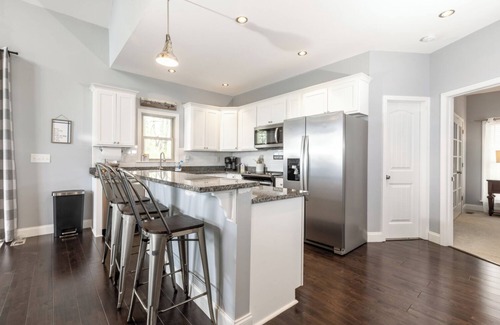 Vein Mountain House | Mountain Top Escape with Hot Tub, Fire Place, Wi-Fi & Cell Service