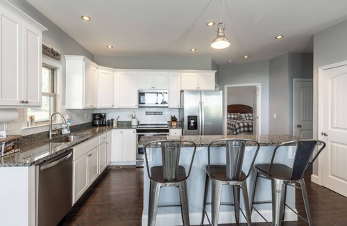 Vein Mountain House | Mountain Top Escape with Hot Tub, Fire Place, Wi-Fi & Cell Service